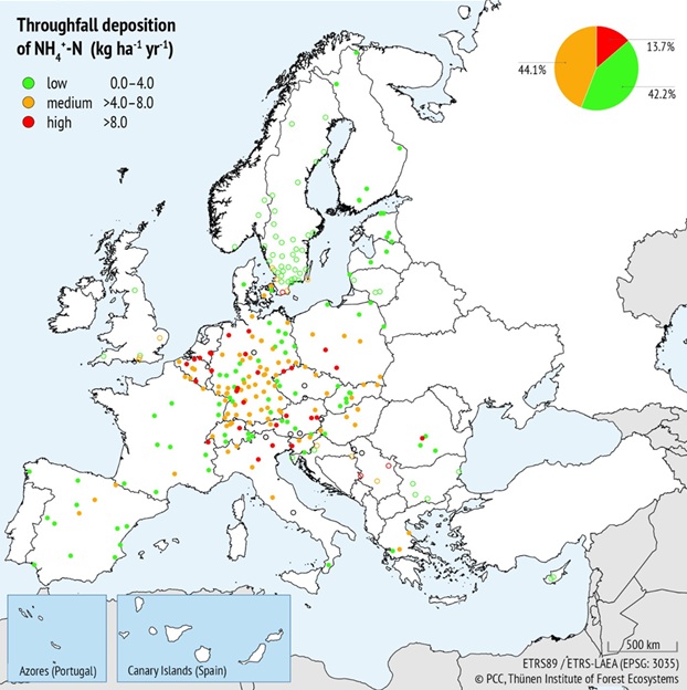 Depozycja azotu amonowego w opadzie podkoronowym (kg/ha/rok N-NH4+-N) w 2023 r. na powierzchniach monitoringowych ICP Forest II rzędu oraz powierzchniach Szwedzkiej Sieci Monitoringu Opadów Podkoronowych. Kolorem zielonym oznaczono depozycję niską, kolorem pomarańczowym – średnią i kolorem czerwonym – wysoką. Koła z wypełnieniem odpowiadają danym zwalidowanym, koła bez wypełnienia to dane niezwalidowane. Koła z czarnym obramowaniem zastosowano dla powierzchni, na których monitoring prowadzono krócej niż 330 dni bądź nieregularnie. Wykres kołowy został przygotowany na podstawie danych zwalidowanych. [źródło: Forest Condition in Europe. The 2025 Assessment. ICP Forests].
